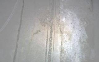 przecieki zacieki na ścianach w garażu podziemym